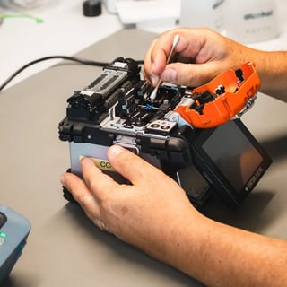 computer-controls-calibration-maintenance-fibre-splicing